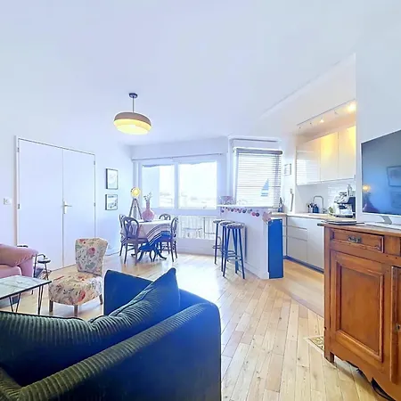 Bright Flat Near Montmartre