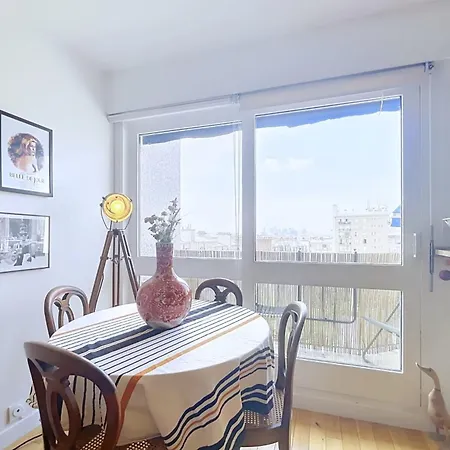Bright Flat Near Montmartre Parijs