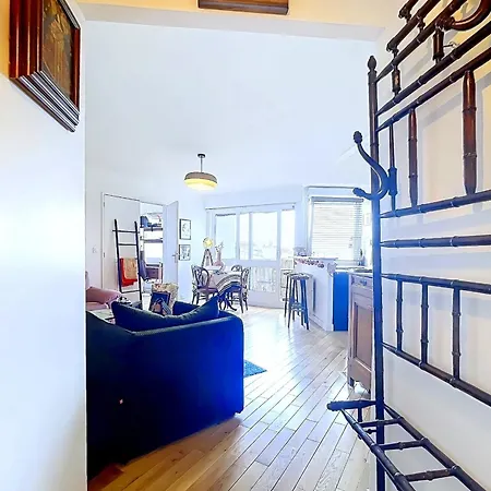 Bright Flat Near Montmartre Parijs
