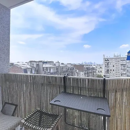 Bright Flat Near Montmartre Parijs